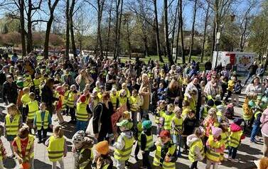 Duża grupa dzieci w Parku Miejskim podczas imprezy Parada jeża ze Zgierza