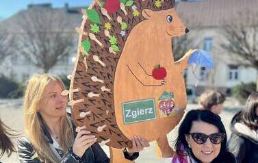 Model jeża wykonany na konkurs "Jeż i jego Zgierz" niesiony przez osobę w czasie parady