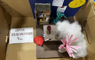 Tektrowy model laboratorium z przedstawioną reakcją wybuchową