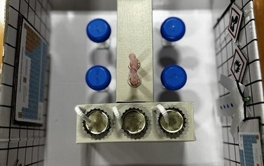 Model laboratoium chemicznego z piktogramami na ścianach