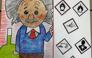 Plakat grafika - narysowana postać Einszteina trzymającego w lewej dłoni tablice z piktogramami 