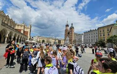 Duża grupa uczni&oacute;w na Krakowskim Rynku