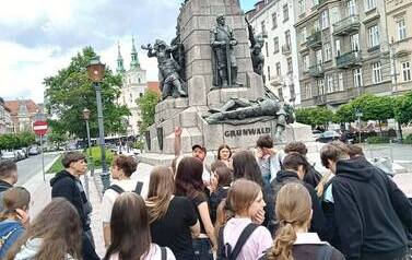 Duża grupa uczni&oacute;w przy pomniku Grunwaldu w Krakowie