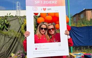 Dwie nauczycielki pozują do zdjęcia w jesiennej ramce