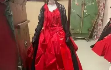 Rekwizyt teatralny - czerwona długa suknia na manekinie