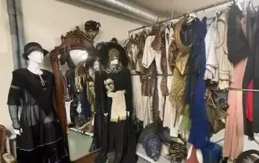 Rekwizyt teatralny - garderoba z r&oacute;żnymi strojami