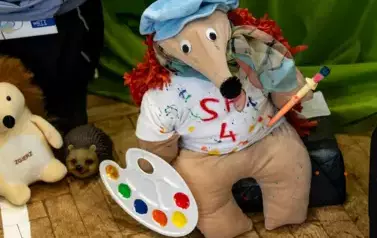 Kukiełka jeża malarza - w prawej łapce trzyma farby akwarelowe w lewej pędzel