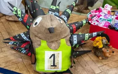 Kukiełka jeża artysty z cyfra 1 na brzuchu