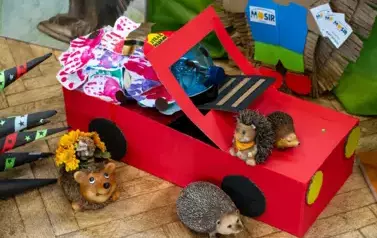 Praca plastyczna - w&oacute;z strażacki z postacią jeża strażaka