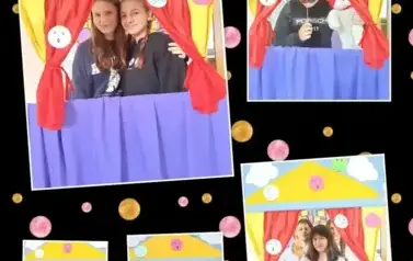W oknie kolorowej fotobudki uczniowie pozują do zdjęć. Kolaż z 5 zdjęć na kt&oacute;rych przebrani uczniowie z r&oacute;żnymi maskotkami pozują do fotografii