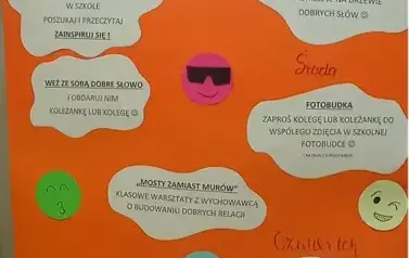 Plakat na szkolnym korytarzu. Na pomarańczowym kartonie w białych chmurkach opisane działania na każdy dzień tygodnia. Dekoracja między chmurkami z korowych buziek.