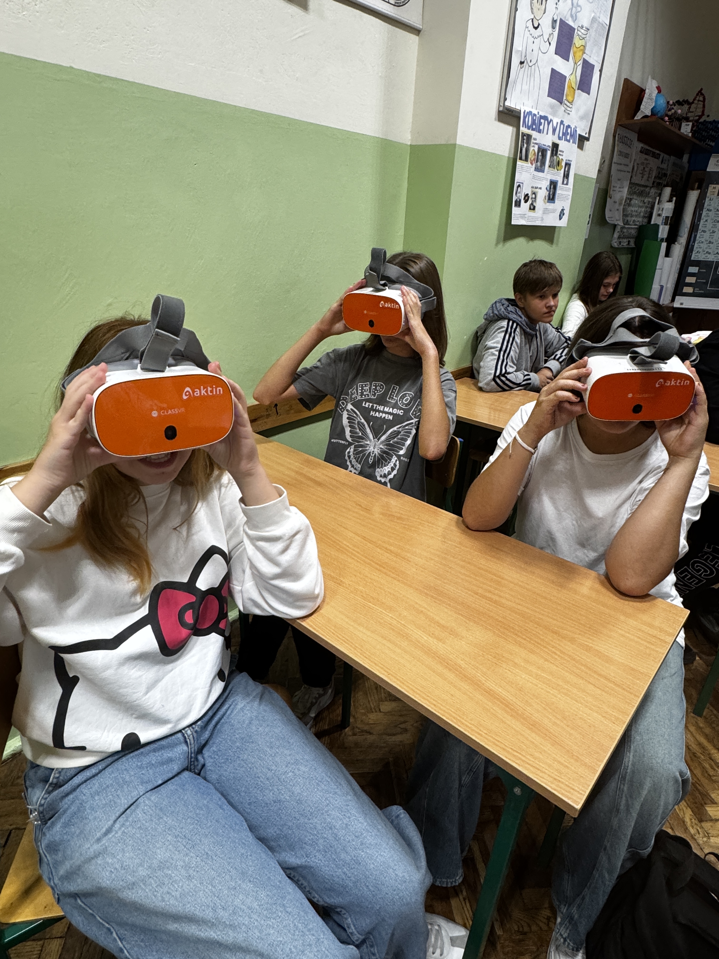 Uczniowie siedzą w&nbsp;ławkach w&nbsp;goglach VR