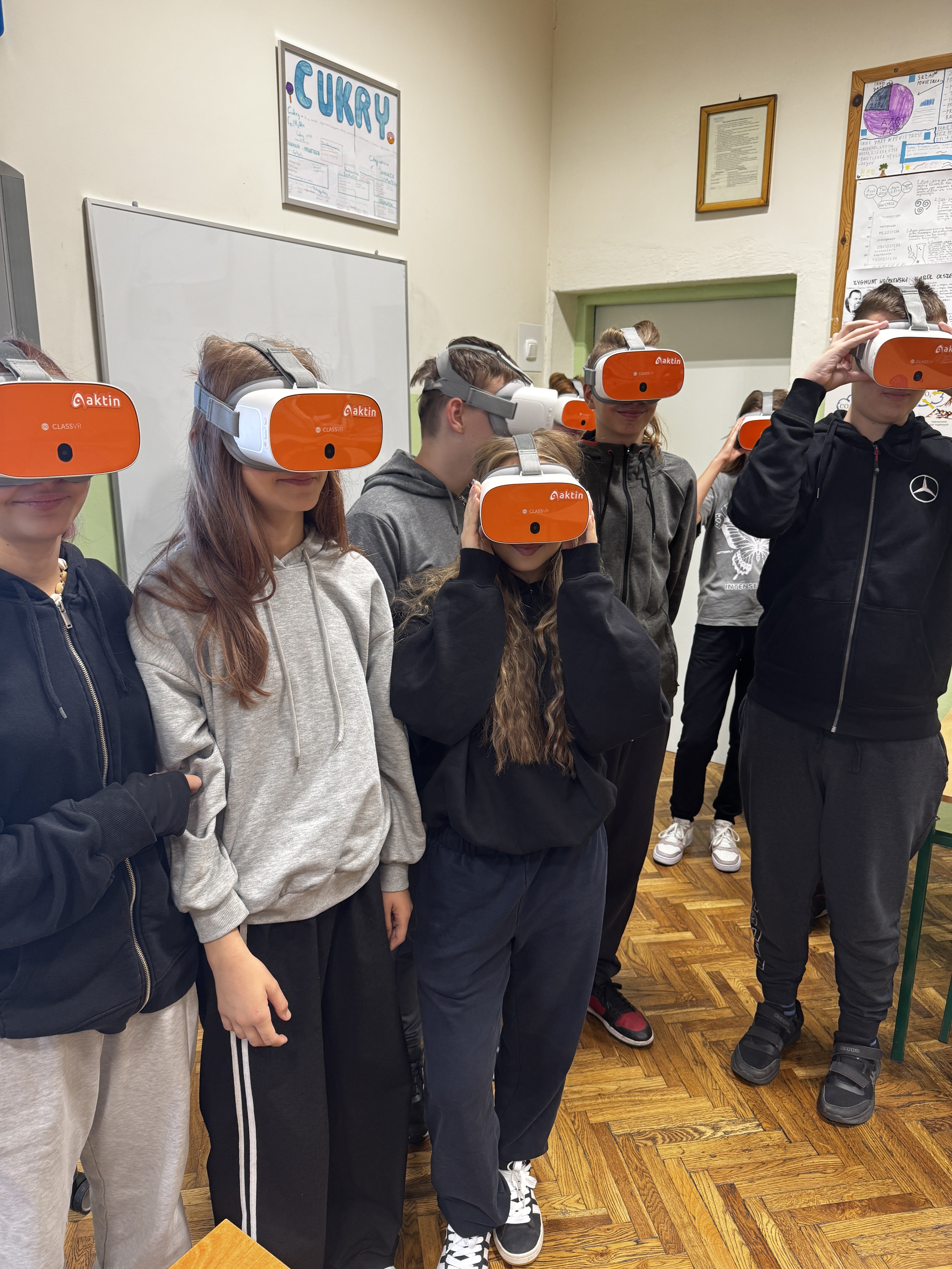 Uczniowie w&nbsp;sali lekcyjnej na&nbsp;zajęciach w&nbsp;goglach VR