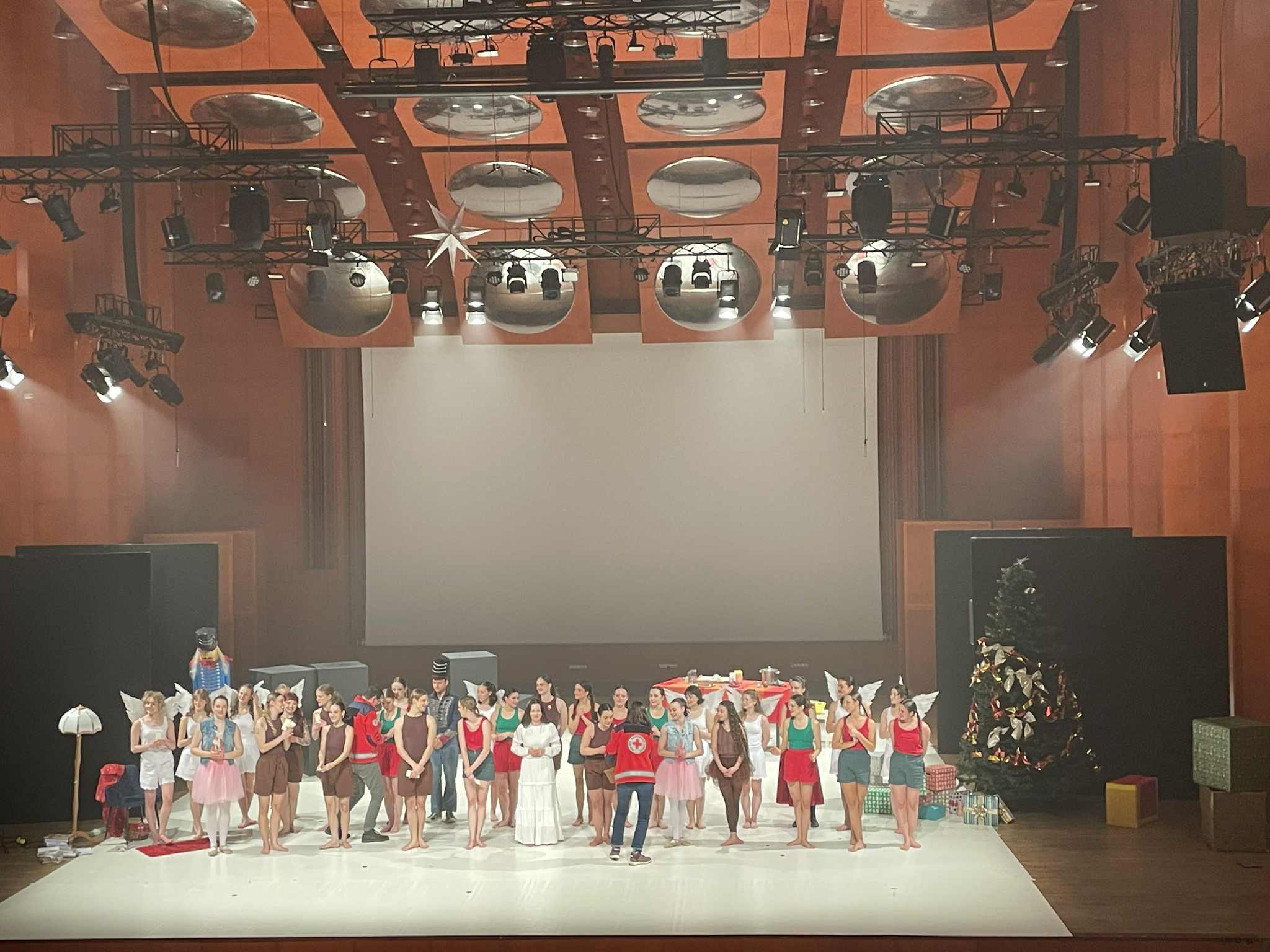 Grupa student&oacute;w-aktor&oacute;w podczas przedstawienia na&nbsp;scenie w&nbsp;sali Akademii Muzycznej w&nbsp;Łodzi