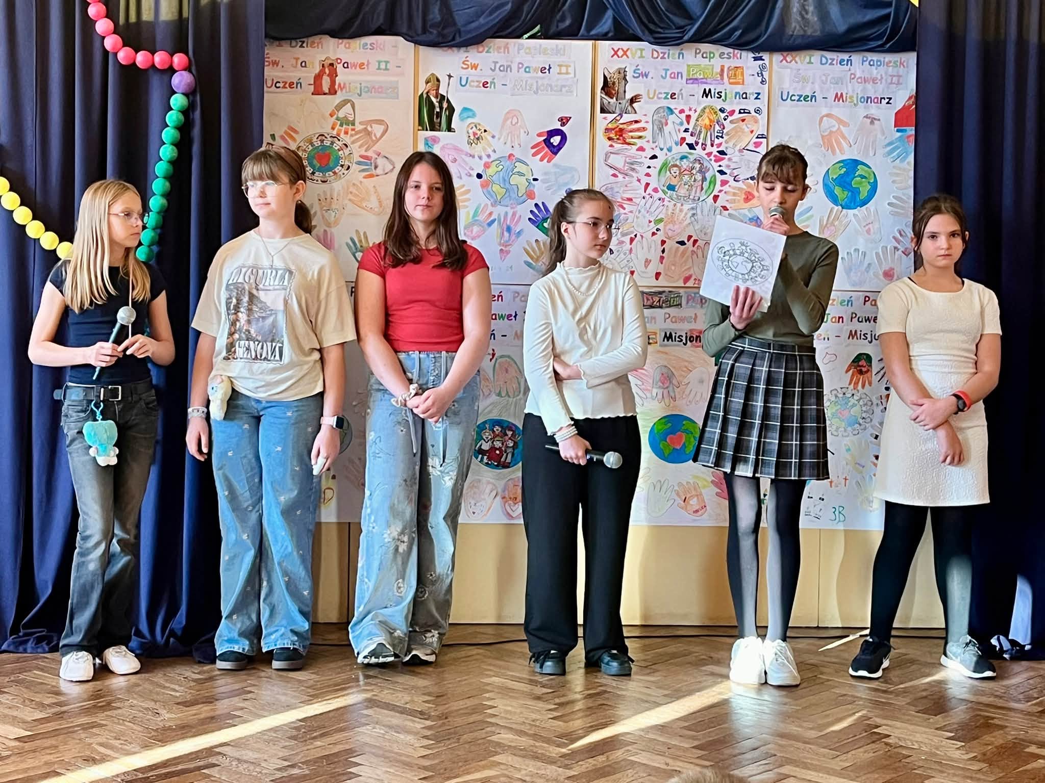 Grupa uczni&oacute;w podczas występ&oacute;w z&nbsp;okazji dnia papieskiego