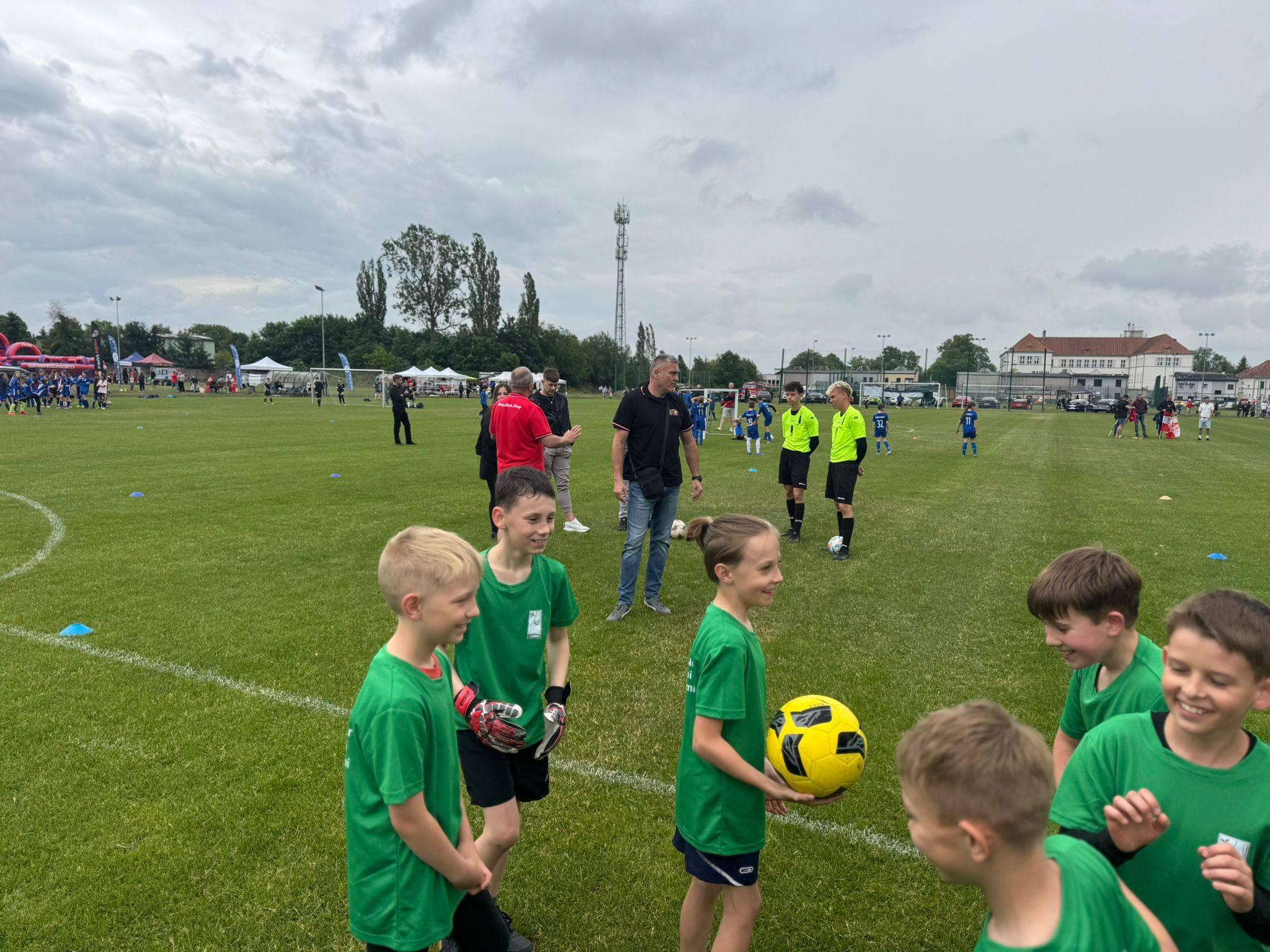Grupa zawodnik&oacute;w dzieci piłkarzy na&nbsp;murawie stadionu