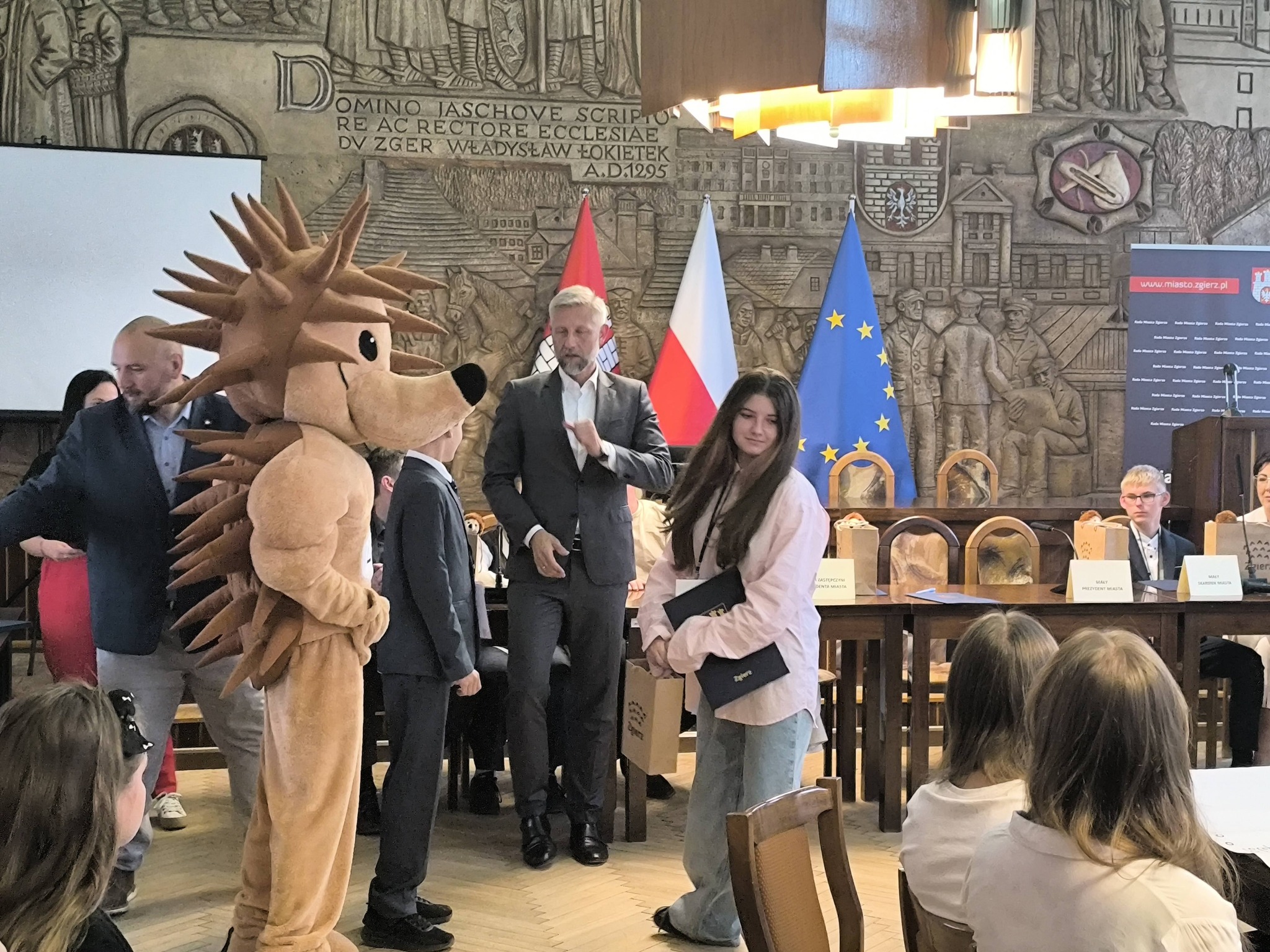 Dzieci w&nbsp;towarzystwie Pezydenta miasta Zgierza w&nbsp;sali obrad UMZ podczas Dnia Dziecka z&nbsp;laureatami konkursu "Młody prezydent"