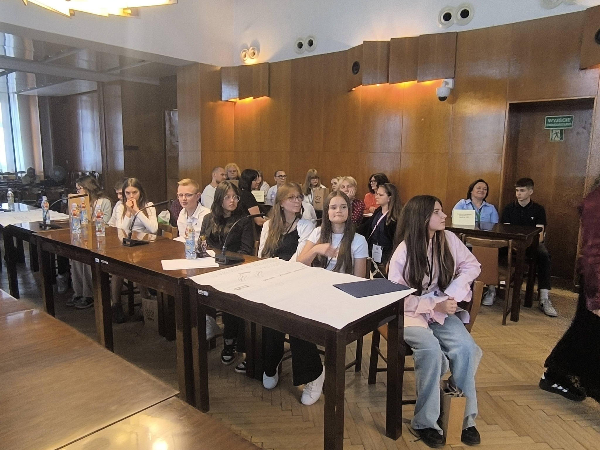 Młodzi ludzie siedzą w&nbsp;sali obrad UMZ Zgierza - laureaci konkursu Mały prezydneta