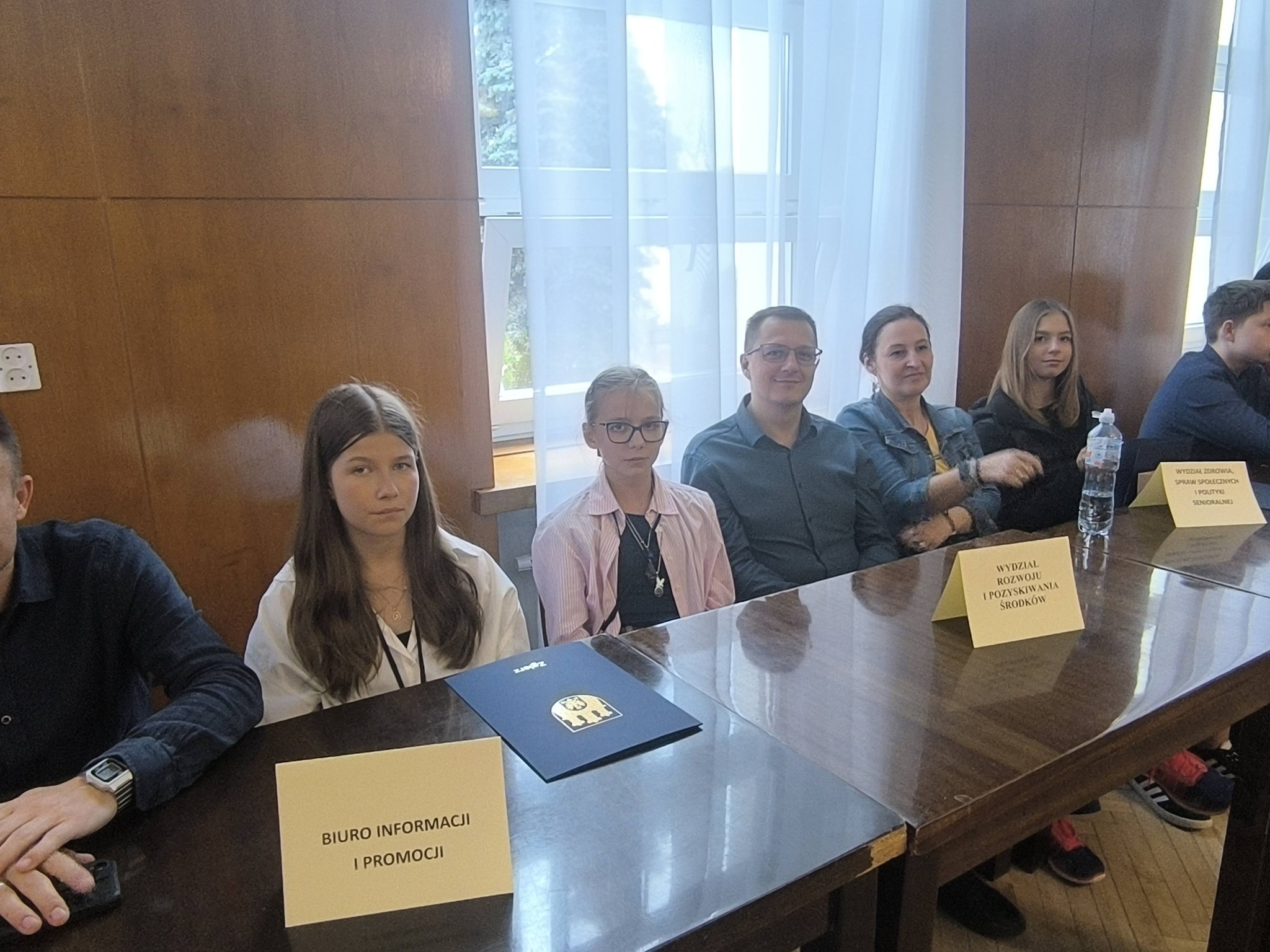 Młodzi ludzie siedzą w&nbsp;sali obrad UMZ Zgierza - laureaci konkursu Mały prezydneta