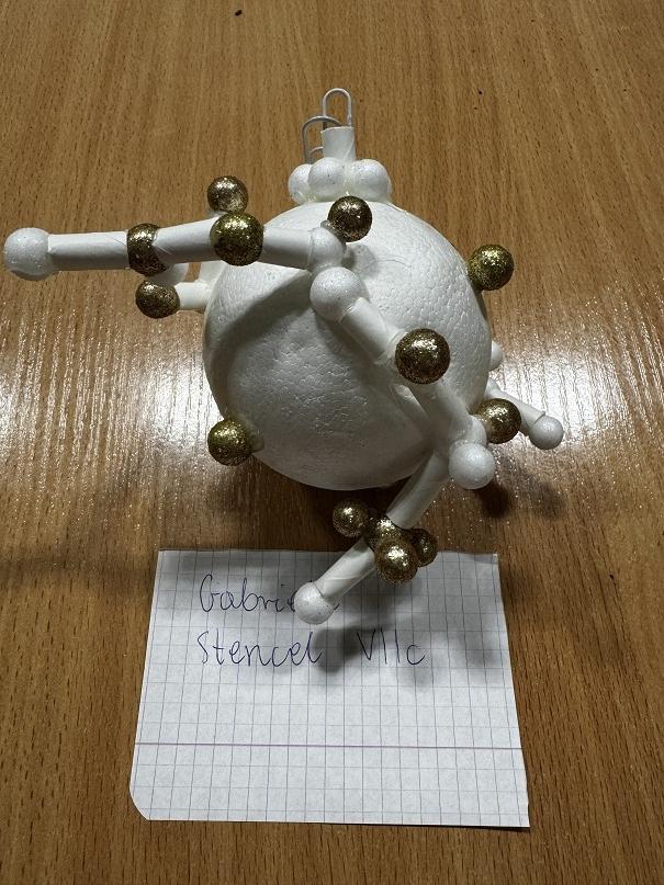 Stroik świąteczny z&nbsp;dekoracjami wzorami chemicznymi 
