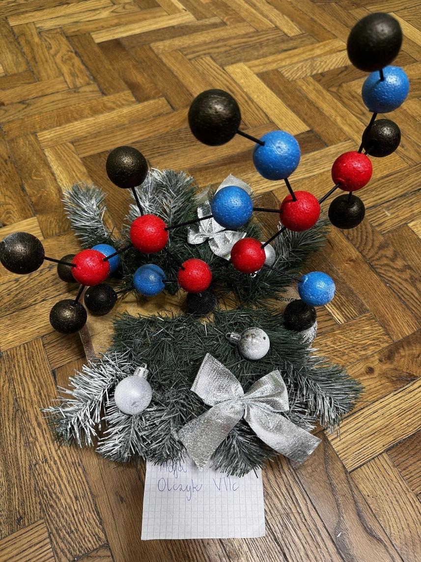 Stroik świąteczny z&nbsp;dekoracjami wzorami chemicznymi 