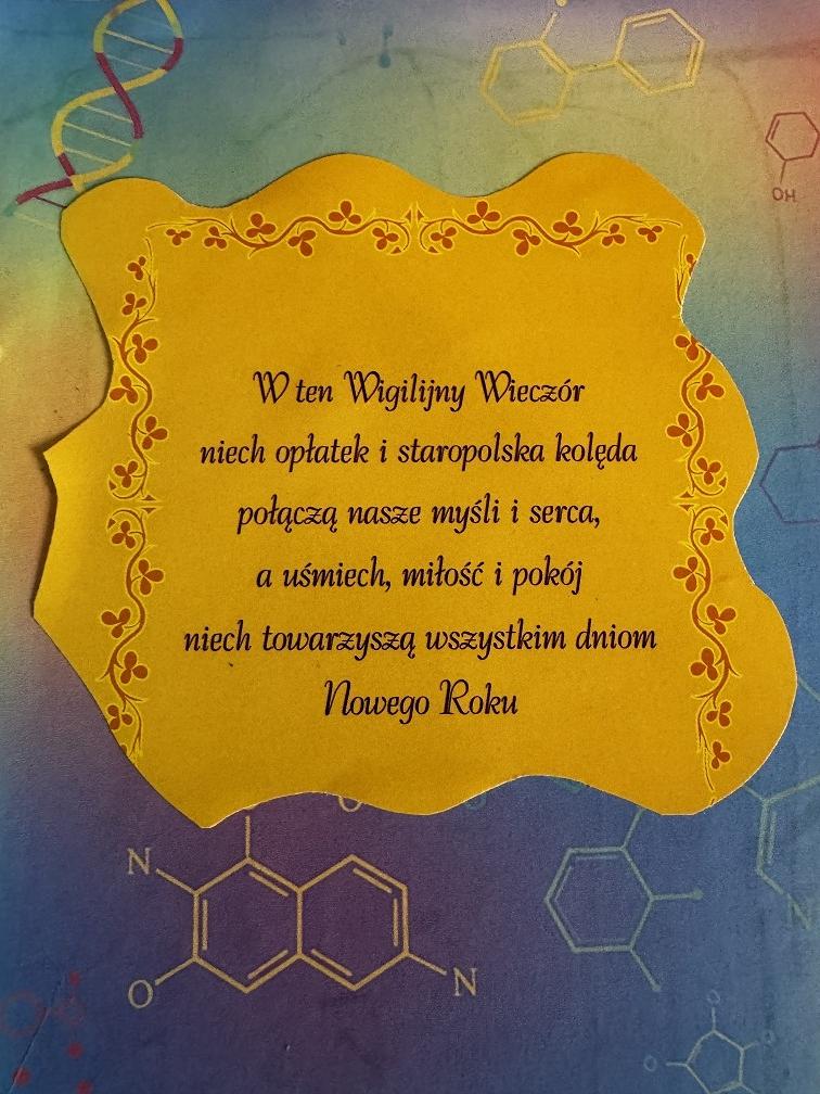 Życzenia świąteczne na&nbsp;ż&oacute;łtej kartce. Wok&oacute;ł dekoracje wzorami chemicznymi