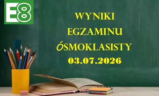 Na zielonej tablicy szkolnej złóty napis z informacją o terminie ogłoszenia wyników egzaminu ósmoklasisty. Na dole tablicy grafika: z lewej strony na dole kubek z przypoborami do pisania i otwartą książka. W lewym górnym rogu symol E8 egzaminu