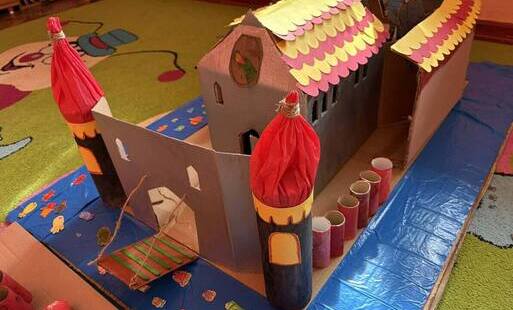 Makieta średniowiecznego zamku zbudowana z tekturowych pudełek