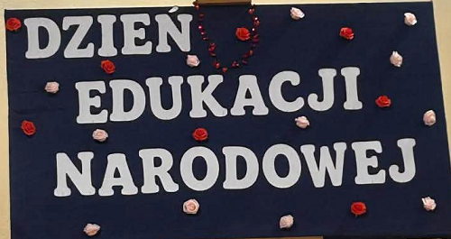 Na czarnej tablicy napis Dzień Edukacji Narodowej